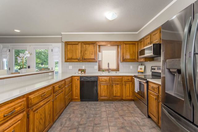 925 S Honeybrook Ln, Derby, KS 67037
