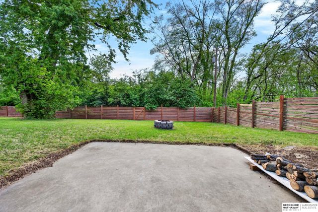6906 N 41st Street, Omaha, NE 68112