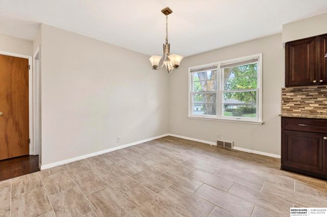 6906 N 41st Street, Omaha, NE 68112