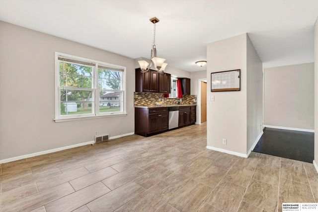 6906 N 41st Street, Omaha, NE 68112