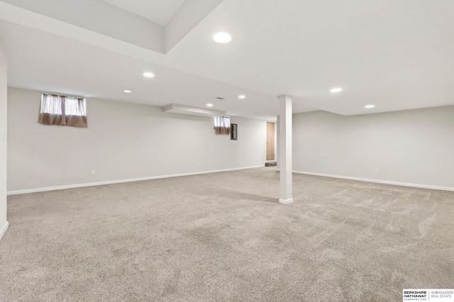 6906 N 41st Street, Omaha, NE 68112