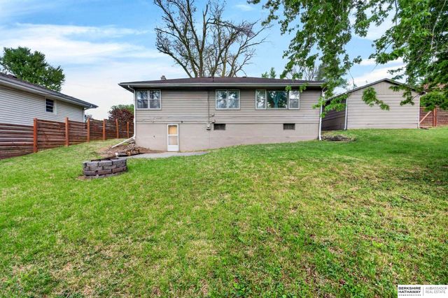6906 N 41st Street, Omaha, NE 68112