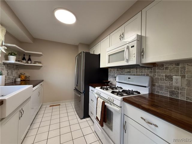 207 Charlesgate Circle, Amherst, NY 14051