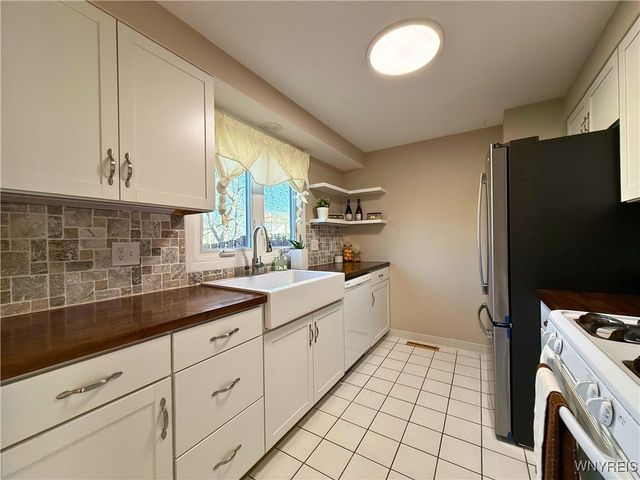 207 Charlesgate Circle, Amherst, NY 14051