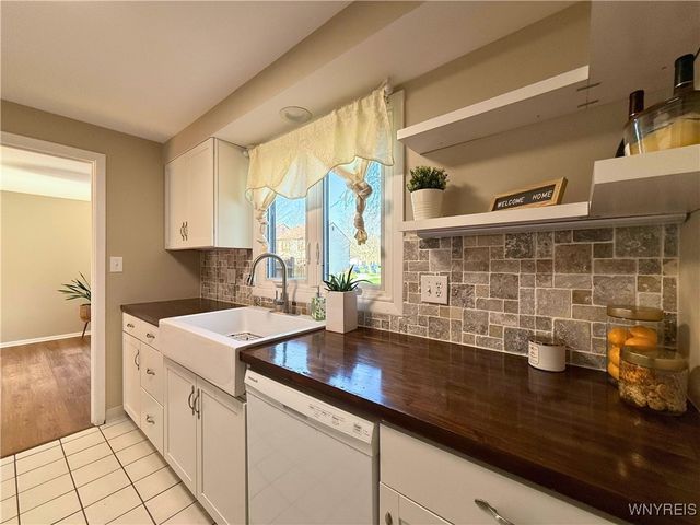 207 Charlesgate Circle, Amherst, NY 14051