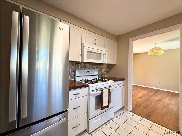 207 Charlesgate Circle, Amherst, NY 14051