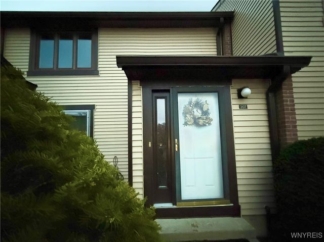 207 Charlesgate Circle, Amherst, NY 14051