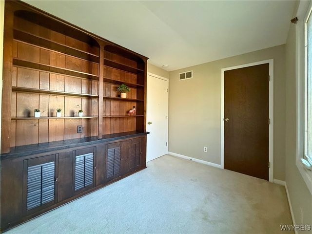 207 Charlesgate Circle, Amherst, NY 14051