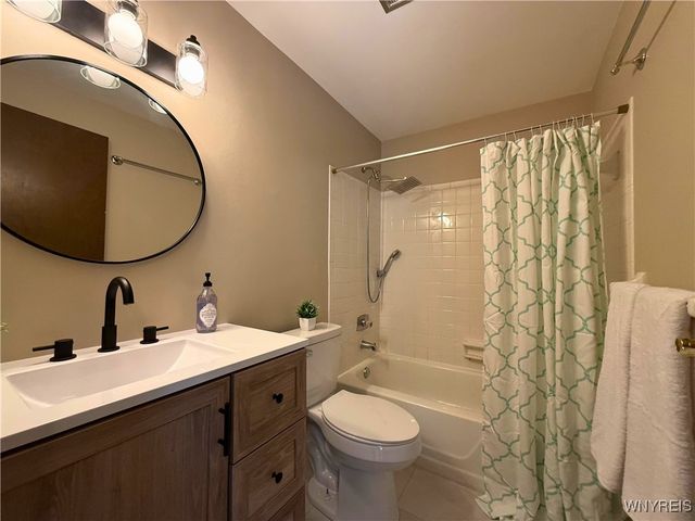 207 Charlesgate Circle, Amherst, NY 14051