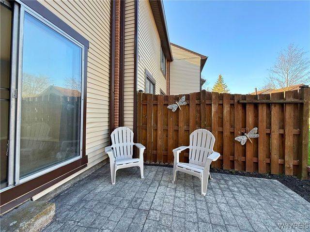 207 Charlesgate Circle, Amherst, NY 14051