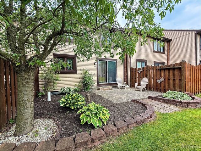 207 Charlesgate Circle, Amherst, NY 14051