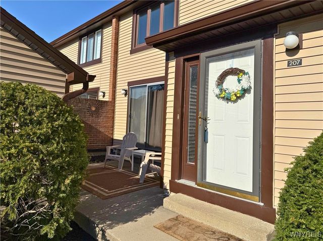 207 Charlesgate Circle, Amherst, NY 14051