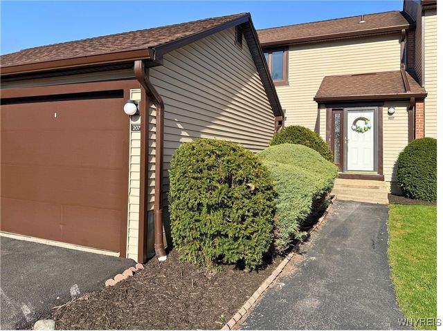 207 Charlesgate Circle, Amherst, NY 14051
