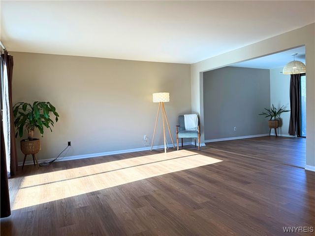 207 Charlesgate Circle, Amherst, NY 14051