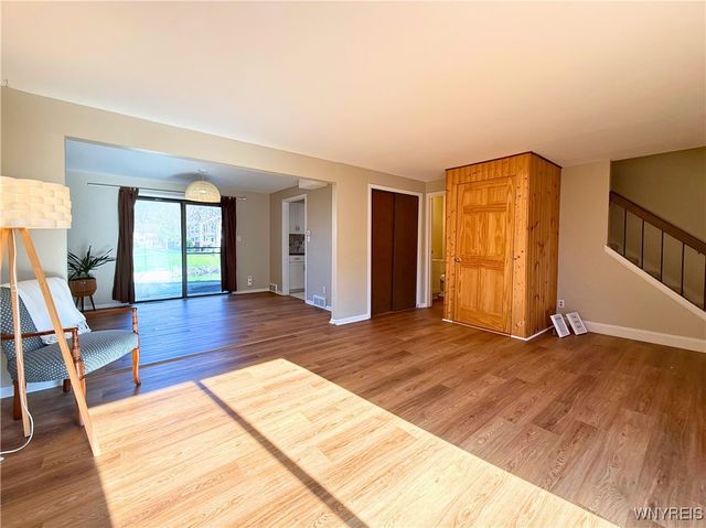 207 Charlesgate Circle, Amherst, NY 14051