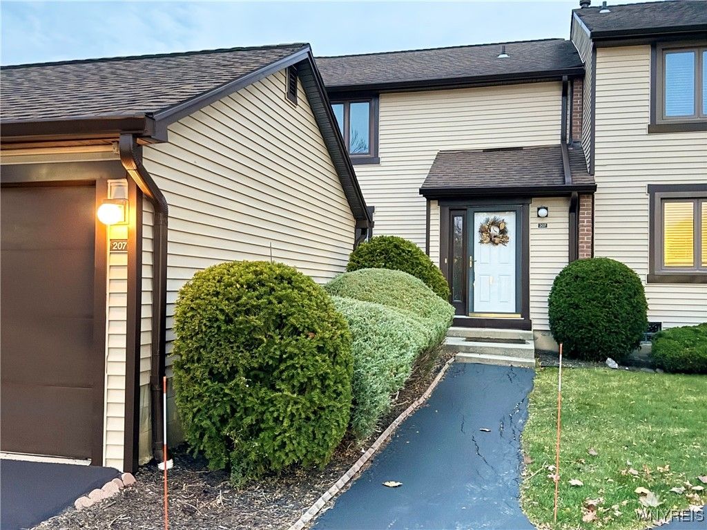 207 Charlesgate Circle, Amherst, NY 14051