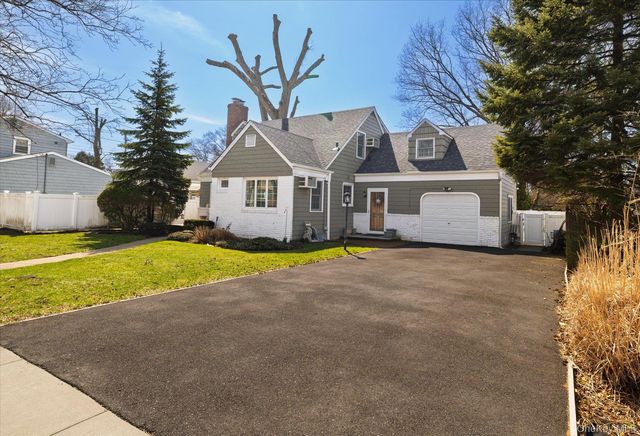 11 Maple Street, Malverne, NY 11565