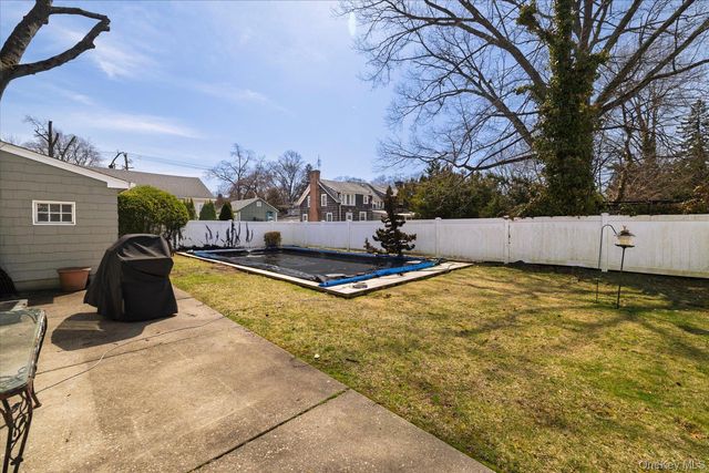 11 Maple Street, Malverne, NY 11565