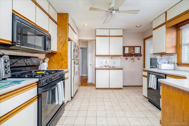 11 Maple Street, Malverne, NY 11565