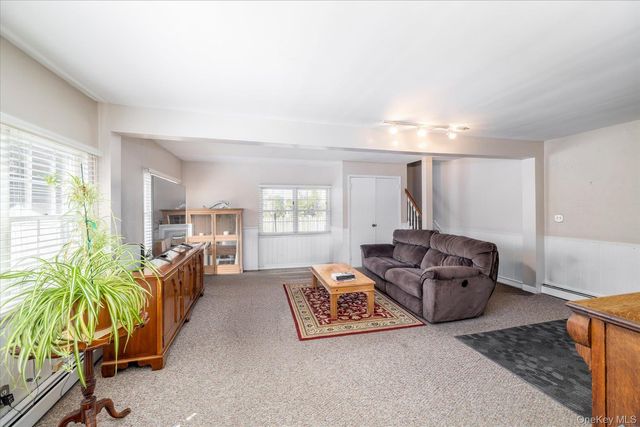 11 Maple Street, Malverne, NY 11565