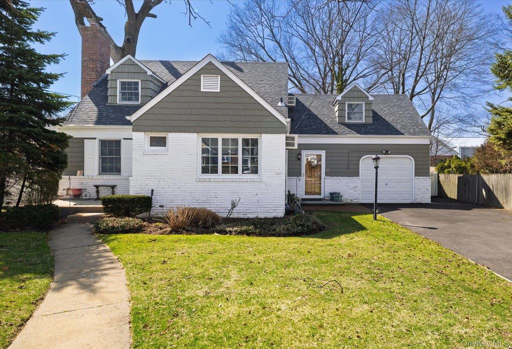 11 Maple Street, Malverne, NY 11565