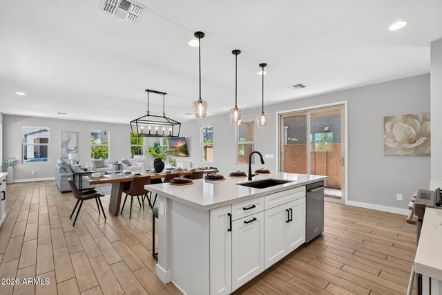 1935 W HIDE Trail, Phoenix, AZ 85085
