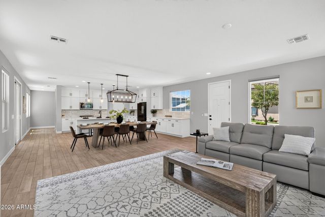 1935 W HIDE Trail, Phoenix, AZ 85085