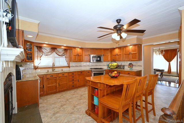 27 Albright Road, Coram, NY 11727