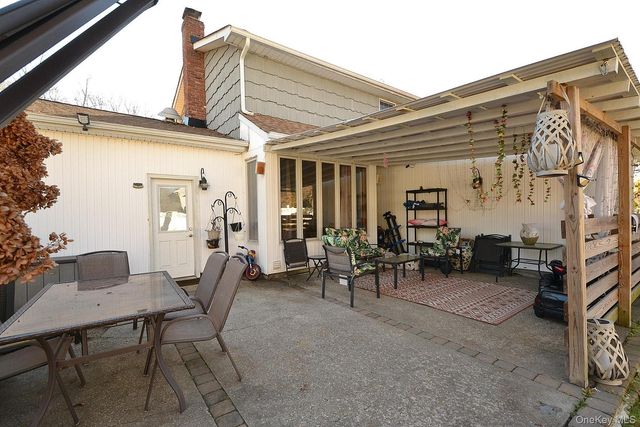 27 Albright Road, Coram, NY 11727