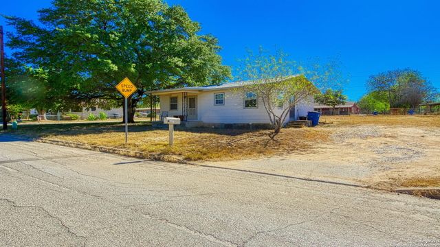 910 PLUM ST, Floresville, TX 78114