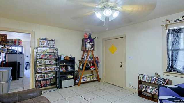 910 PLUM ST, Floresville, TX 78114