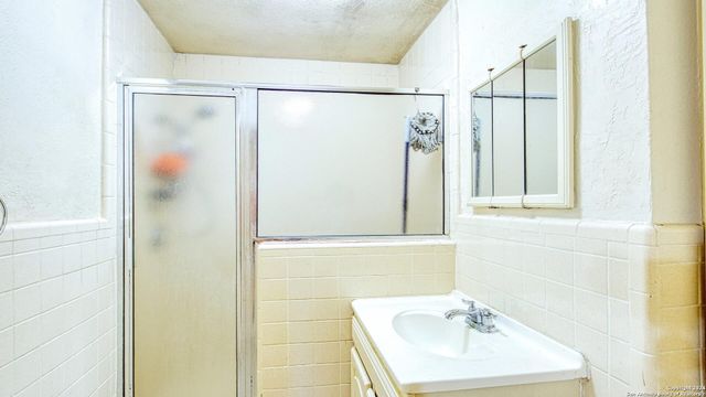 910 PLUM ST, Floresville, TX 78114