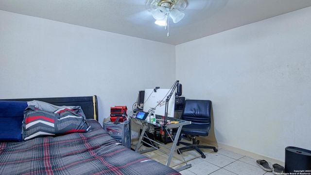 910 PLUM ST, Floresville, TX 78114