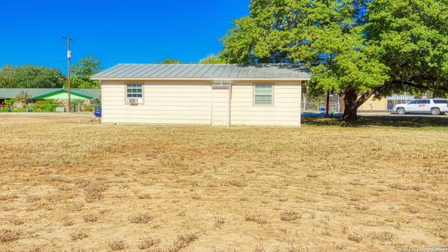 910 PLUM ST, Floresville, TX 78114