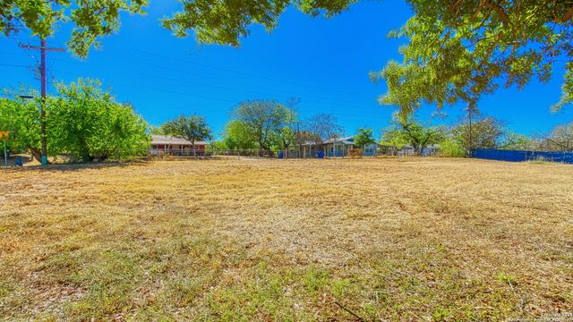 910 PLUM ST, Floresville, TX 78114