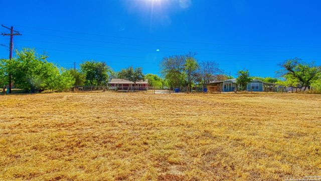 910 PLUM ST, Floresville, TX 78114