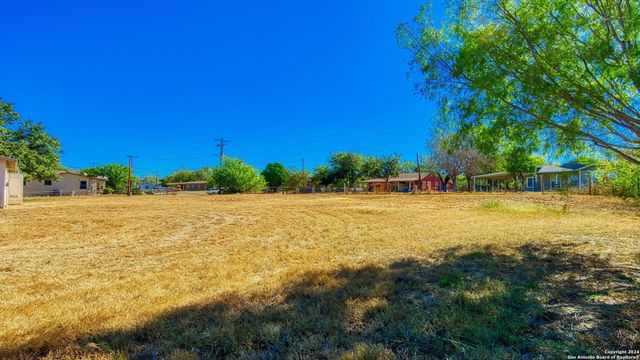 910 PLUM ST, Floresville, TX 78114