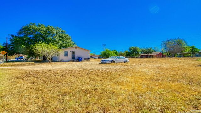 910 PLUM ST, Floresville, TX 78114