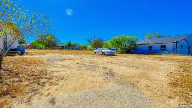 910 PLUM ST, Floresville, TX 78114