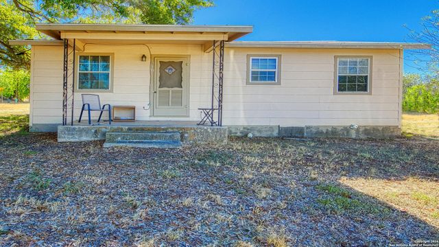 910 PLUM ST, Floresville, TX 78114