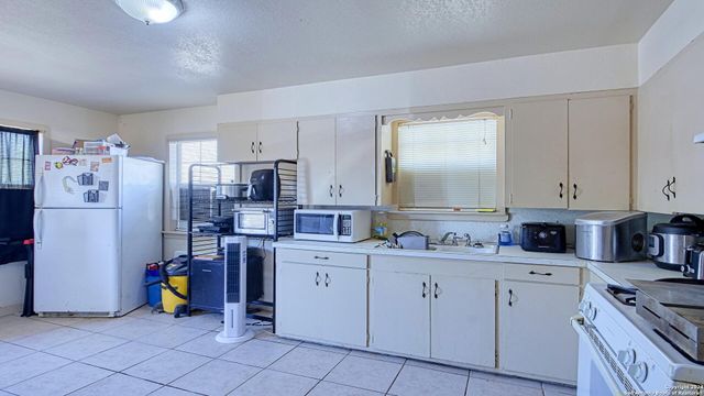 910 PLUM ST, Floresville, TX 78114