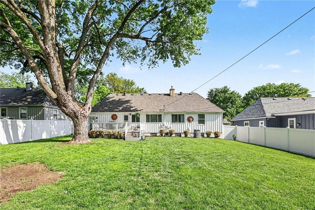 7207 W 71st Terrace, Overland Park, KS 66204