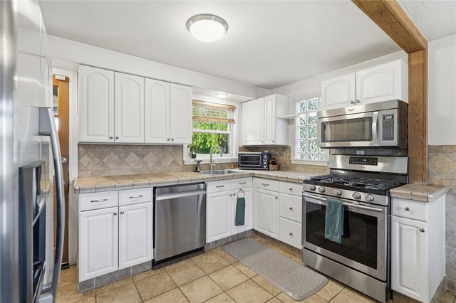 627 Greenlee Rd, Whitehall, PA 15227