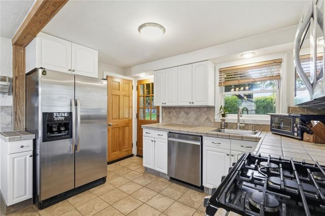 627 Greenlee Rd, Whitehall, PA 15227