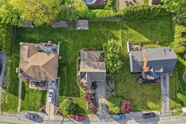 627 Greenlee Rd, Whitehall, PA 15227
