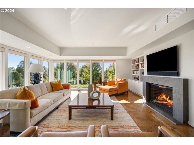 1933 HIGHLANDS Loop, Lake Oswego, OR 97034