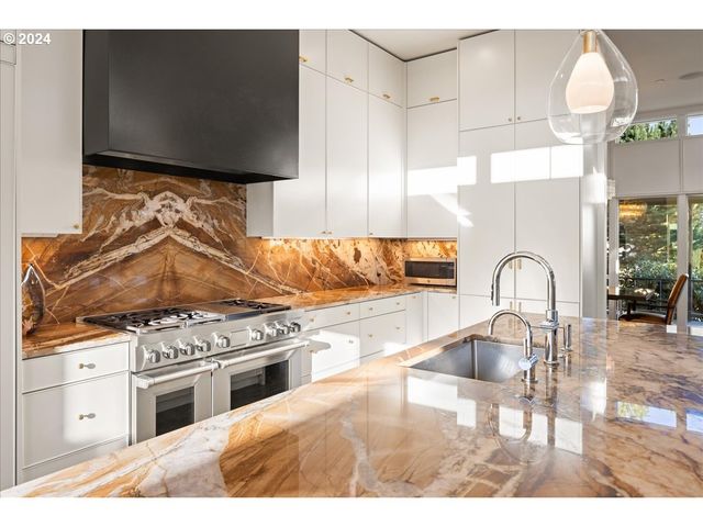 1933 HIGHLANDS Loop, Lake Oswego, OR 97034