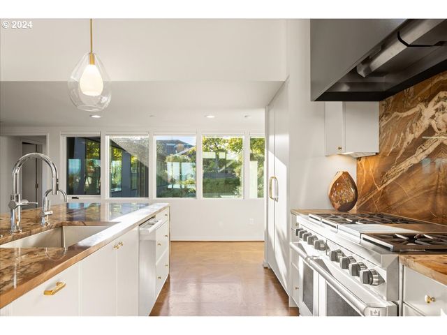 1933 HIGHLANDS Loop, Lake Oswego, OR 97034