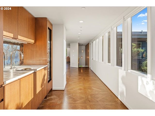 1933 HIGHLANDS Loop, Lake Oswego, OR 97034