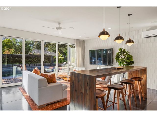 1933 HIGHLANDS Loop, Lake Oswego, OR 97034